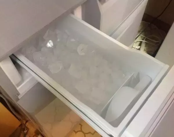 「「氷ってきれいじゃないの？」　製氷機の汚れに「思わず確認した」「怖すぎた」」の画像