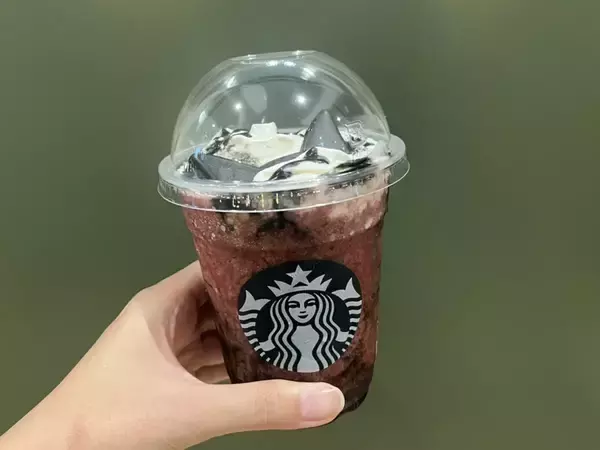 スタバのハロウィン新作は、まさかの『アサイー味』　黒猫をイメージしたビジュアルが魅惑的で…