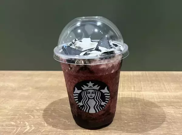 「スタバのハロウィン新作は、まさかの『アサイー味』　黒猫をイメージしたビジュアルが魅惑的で…」の画像