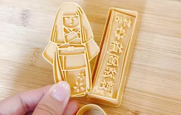 「これは予想外！　セリアのクッキー型で作ったお菓子、見た目に「異様な雰囲気だ」」の画像