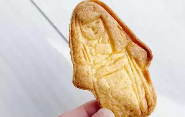「これは予想外！　セリアのクッキー型で作ったお菓子、見た目に「異様な雰囲気だ」」の画像