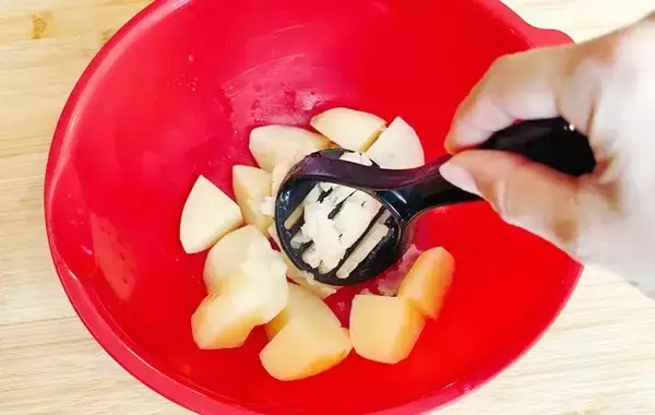 「「このために作られたの？」　マッシャーの『じゃない使い方』で洗い物が減った！【100均】」の画像