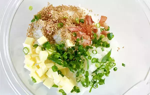 「「おにぎりっていうか、おかずじゃん！」　夫と子供が喜んだ『焼きおにぎり』の簡単レシピ」の画像