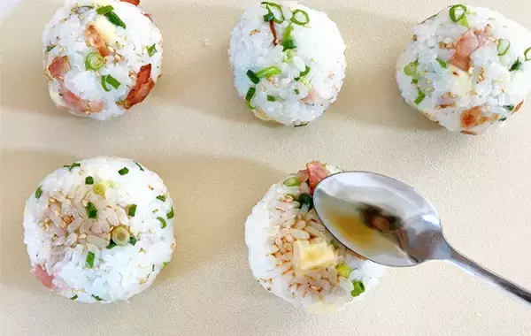 「「おにぎりっていうか、おかずじゃん！」　夫と子供が喜んだ『焼きおにぎり』の簡単レシピ」の画像