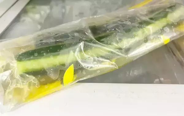 「食べた夫が「10本はいける！」　冷やしキュウリの味を決めた『小さじ2杯』」の画像
