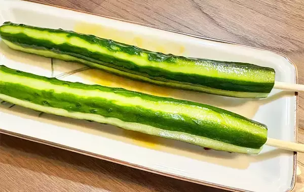 「食べた夫が「10本はいける！」　冷やしキュウリの味を決めた『小さじ2杯』」の画像