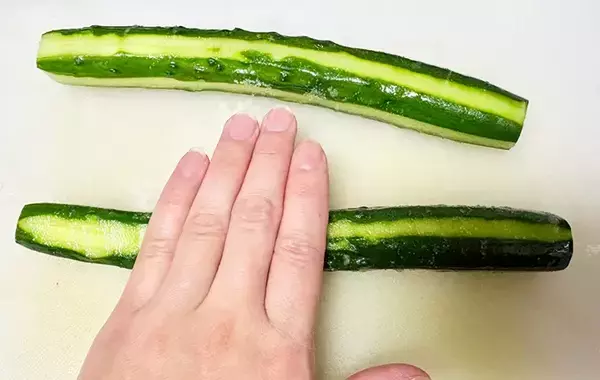 「食べた夫が「10本はいける！」　冷やしキュウリの味を決めた『小さじ2杯』」の画像