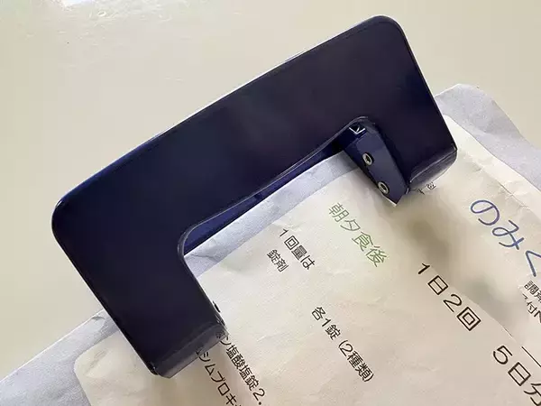 「処方薬の袋に『穴』を開けて…　画期的な保管方法に「分かりやすくて便利！」」の画像