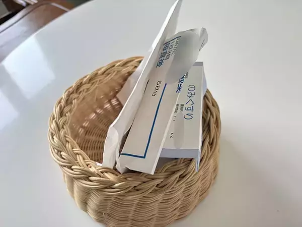 「処方薬の袋に『穴』を開けて…　画期的な保管方法に「分かりやすくて便利！」」の画像