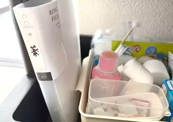 「処方薬の袋に『穴』を開けて…　画期的な保管方法に「分かりやすくて便利！」」の画像