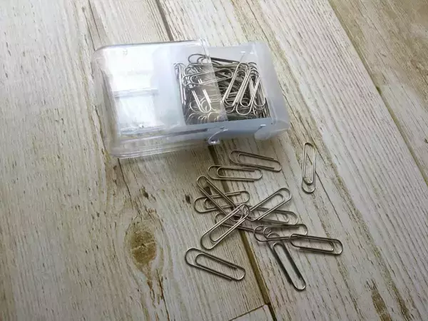 余ったゼムクリップ、テープで『壁』に貼ると？　見せる収納で「すっきり片づいた」【活用法4選】