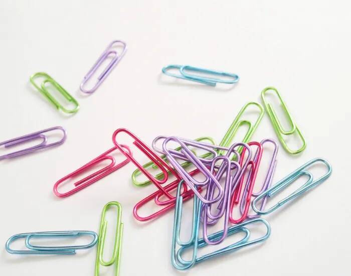 余ったゼムクリップ、テープで『壁』に貼ると？　見せる収納で「すっきり片づいた」【活用法4選】