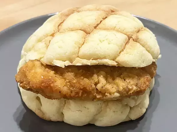 「甘い？しょっぱい？　ファミチキ×メロンパンの『禁断アレンジ』がクセになる」の画像