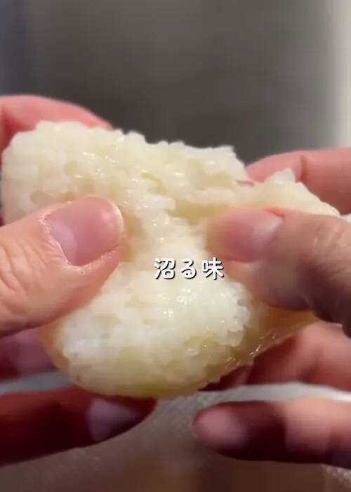 腹持ち重視の『塩むすび』に大反響！　炊飯前に入れたのは…【簡単おにぎりレシピ】