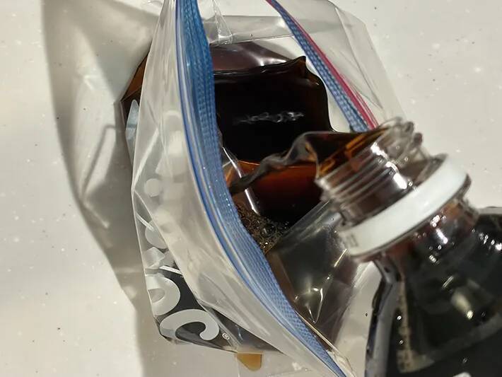 コーヒーをジッパー袋に投入　3時間冷やすだけの『氷』が、夏に最高！