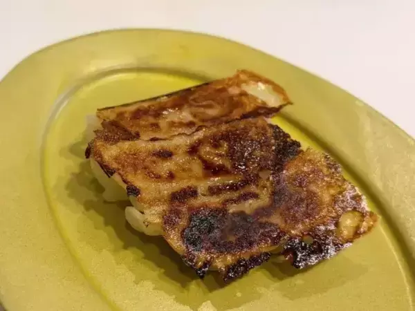火を止める直前に『数滴』垂らしただけ！　冷凍餃子が町中華の香りに包まれた