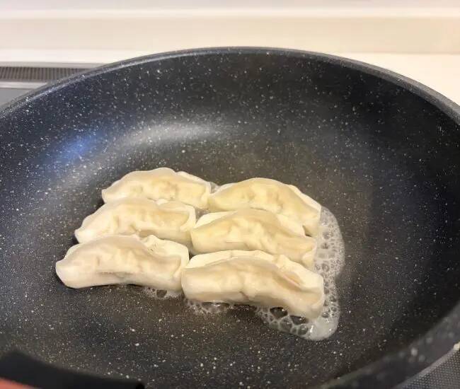 火を止める直前に『数滴』垂らしただけ！　冷凍餃子が町中華の香りに包まれた