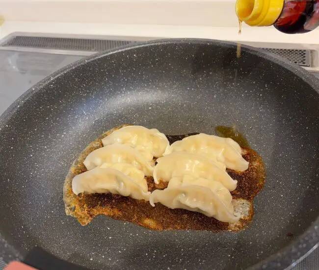 火を止める直前に『数滴』垂らしただけ！　冷凍餃子が町中華の香りに包まれた
