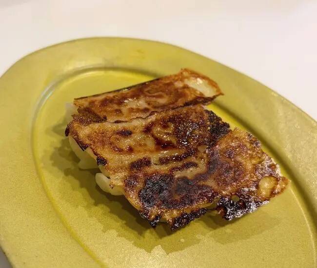 火を止める直前に『数滴』垂らしただけ！　冷凍餃子が町中華の香りに包まれた