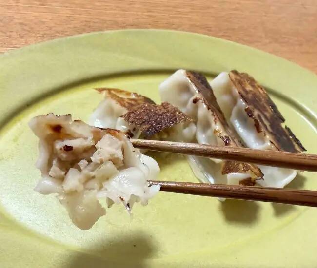 火を止める直前に『数滴』垂らしただけ！　冷凍餃子が町中華の香りに包まれた