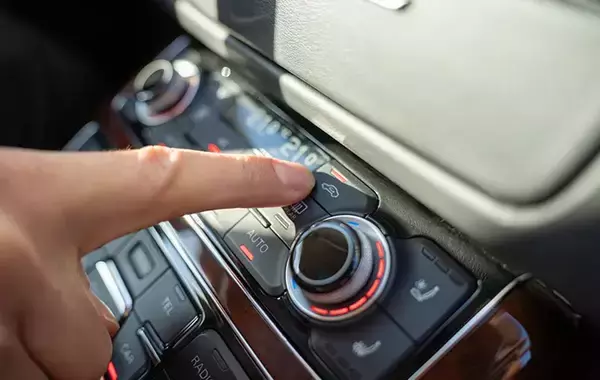 「50℃を超える夏の車内、どうすれば早く冷やせる？　JAFが検証した結果」の画像