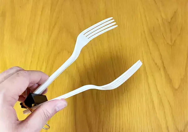 「フォークの柄をダブルクリップに通すだけ！　便利な組み合わせワザに「早く知りたかった」」の画像