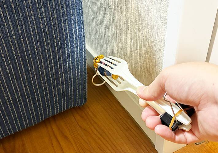 フォークの柄をダブルクリップに通すだけ！　便利な組み合わせワザに「早く知りたかった」