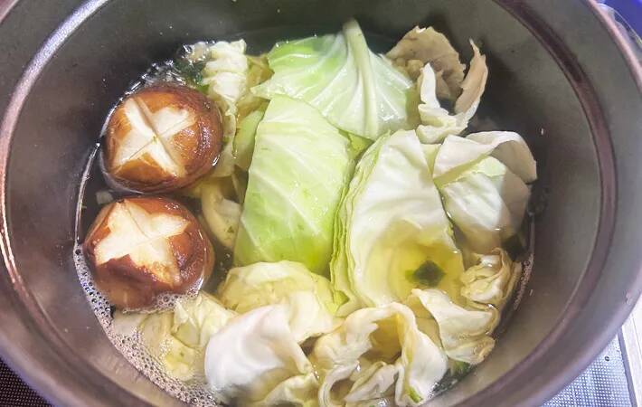 冷凍たこ焼きを鍋にポン！　簡単なのに絶品な“たこ焼き鍋”【秋に食べたい料理】