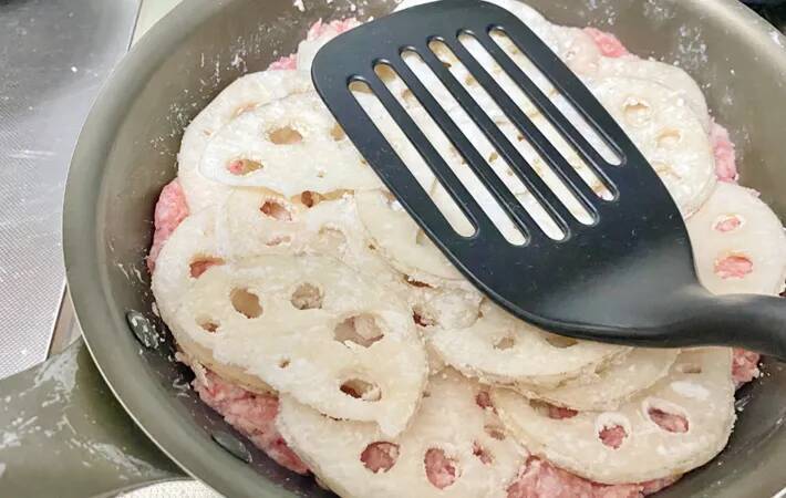 作るのが面倒な『レンコンのはさみ焼き』　時短のコツに「この手があったか！」