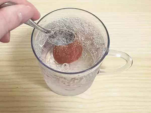 「『氷不要』の冷たいサイダー　変わりに入れた食材に「シャリシャリ食感」「味が薄まらない」」の画像