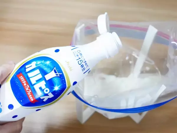 「カルピスと牛乳を袋に入れて揉むだけ！　シャリッとなめらか夏スイーツ完成」の画像