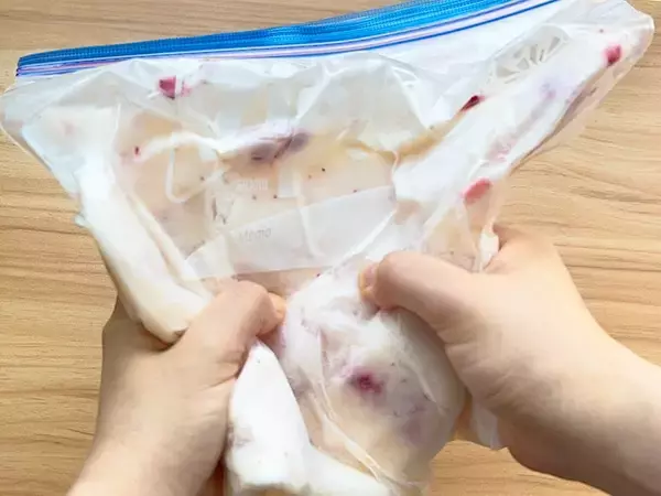 「カルピスと牛乳を袋に入れて揉むだけ！　シャリッとなめらか夏スイーツ完成」の画像