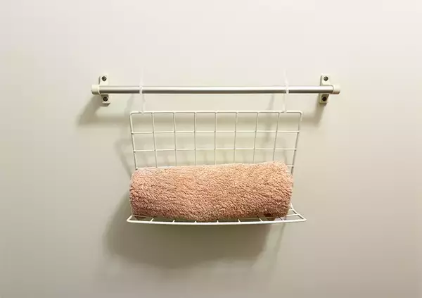 「折り曲げた『ワイヤーネット』を浴室に設置するだけ！　完成した簡易ラックに「浴室の救世主！」」の画像