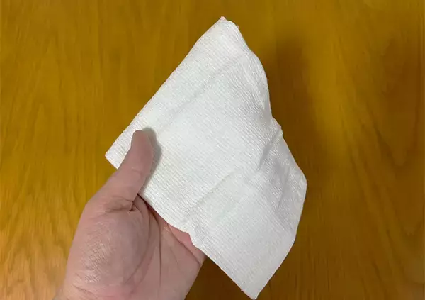 「普通のふきんに見えるでしょ？　拭くだけで食器が見違える『100均有能ふきん』が超優秀」の画像