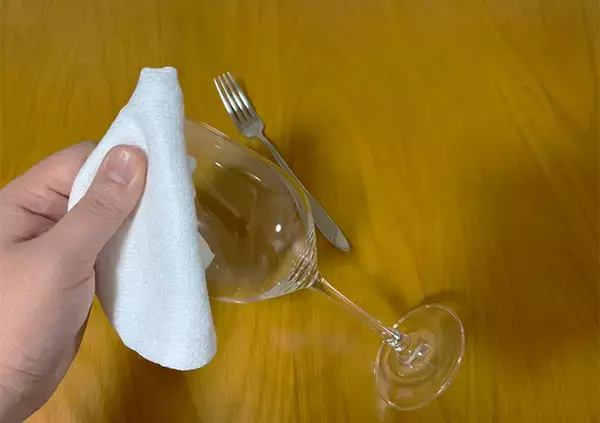 「普通のふきんに見えるでしょ？　拭くだけで食器が見違える『100均有能ふきん』が超優秀」の画像