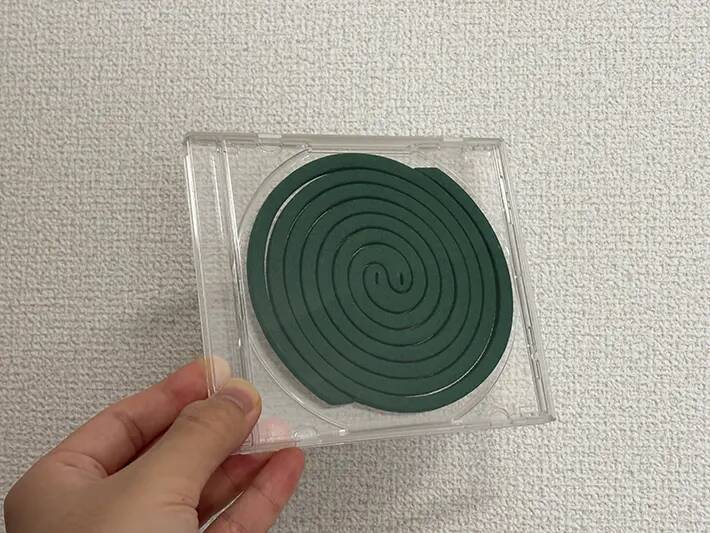 蚊取り線香にホッチキスの針を被せると？　夏に役立つ裏ワザ【2選】