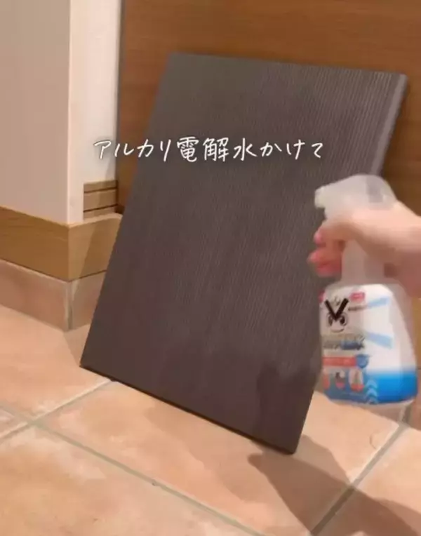 「玄関の黒ずみが…　意外なアイテムで一掃できた「これは買い！」「一家に一本」」の画像