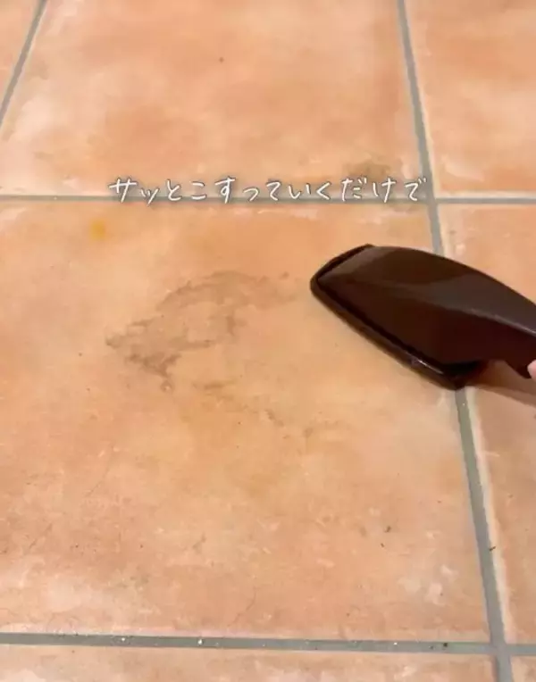 「玄関の黒ずみが…　意外なアイテムで一掃できた「これは買い！」「一家に一本」」の画像