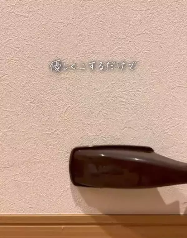 「玄関の黒ずみが…　意外なアイテムで一掃できた「これは買い！」「一家に一本」」の画像