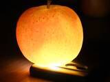 「暗闇でリンゴを照らすと？　不思議な現象に「すごい」「コレは知らなかった」」の画像1