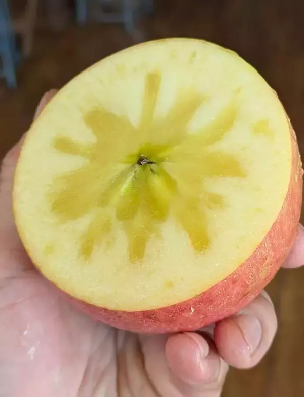 「暗闇でリンゴを照らすと？　不思議な現象に「すごい」「コレは知らなかった」」の画像