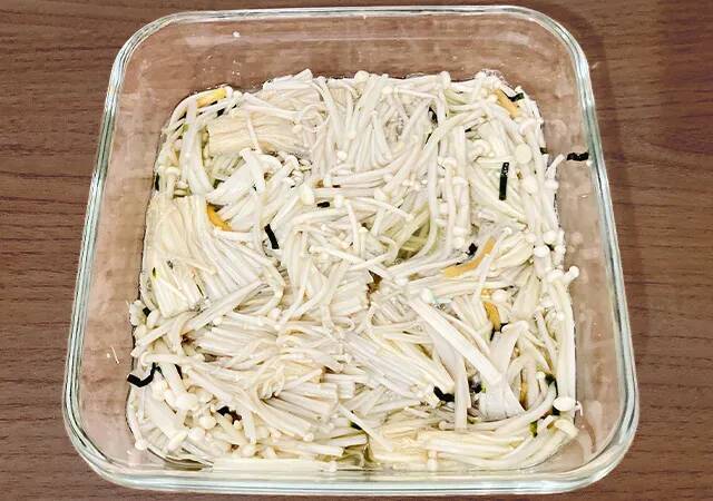 エノキ2袋を使って？　味つけは『お茶づけ海苔』だけの“ズボラ飯”レシピ