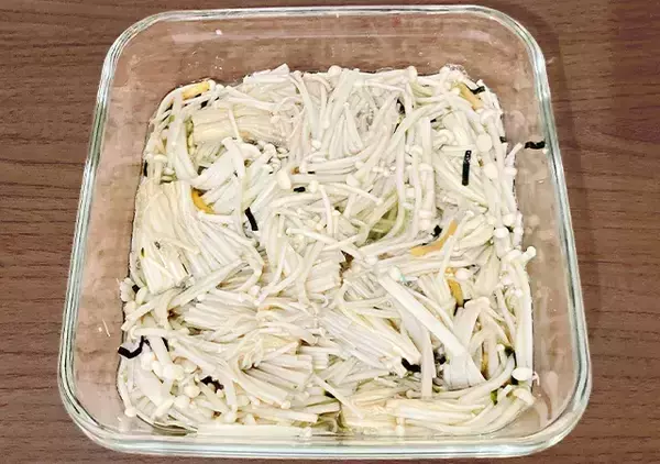 「エノキ2袋を使って？　味つけは『お茶づけ海苔』だけの“ズボラ飯”レシピ」の画像