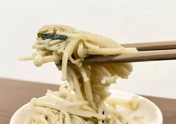 「エノキ2袋を使って？　味つけは『お茶づけ海苔』だけの“ズボラ飯”レシピ」の画像