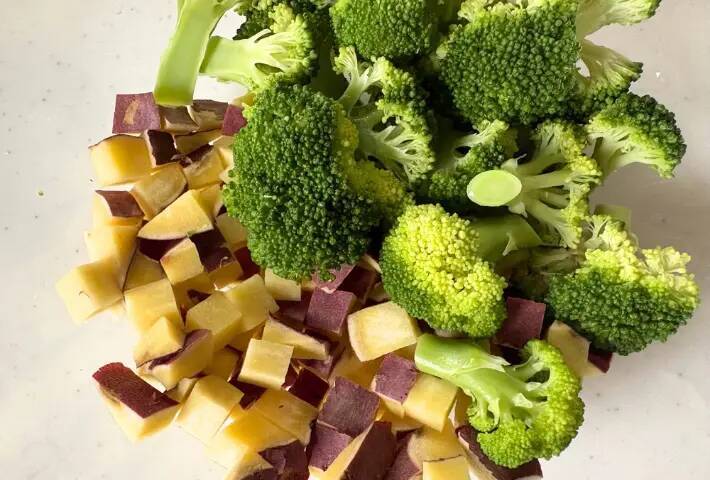『大さじ2杯』入れてみて！　さつまいもサラダの味つけに「おやつみたい」【10分レシピ】