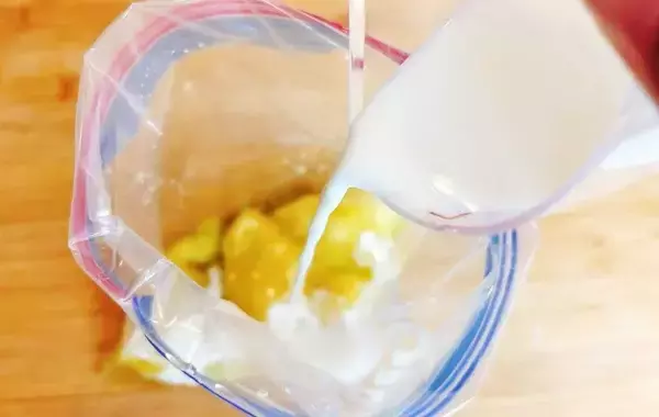 「お盆で余った『果物』を消費！　ジッパー袋に入れて揉むだけで「ぜいたくオヤツの完成」」の画像
