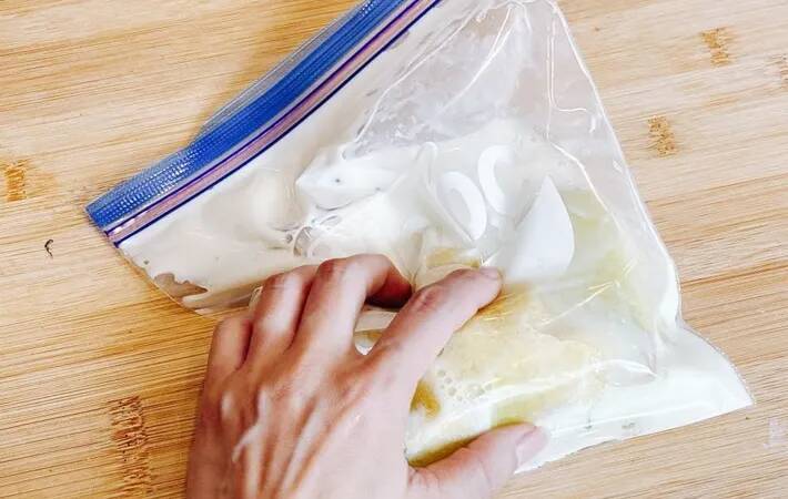 お盆で余った『果物』を消費！　ジッパー袋に入れて揉むだけで「ぜいたくオヤツの完成」