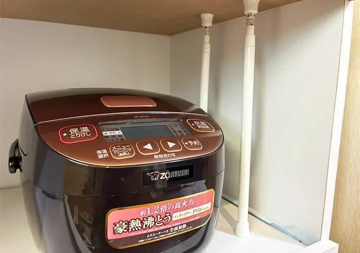 『炊飯器横の空間』につっぱり棒を縦にセット　デッドスペースを有効活用する方法が便利