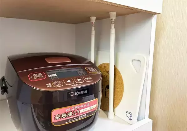 「『炊飯器横の空間』につっぱり棒を縦にセット　デッドスペースを有効活用する方法が便利」の画像
