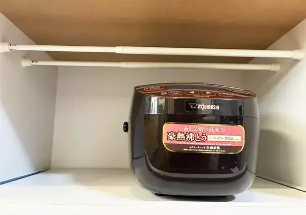 「『炊飯器横の空間』につっぱり棒を縦にセット　デッドスペースを有効活用する方法が便利」の画像